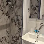 V7 Hotel 3*